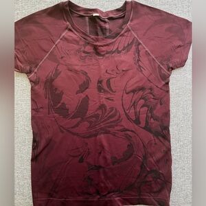 Athleta momentum seamless tee spiced cabernet paisley